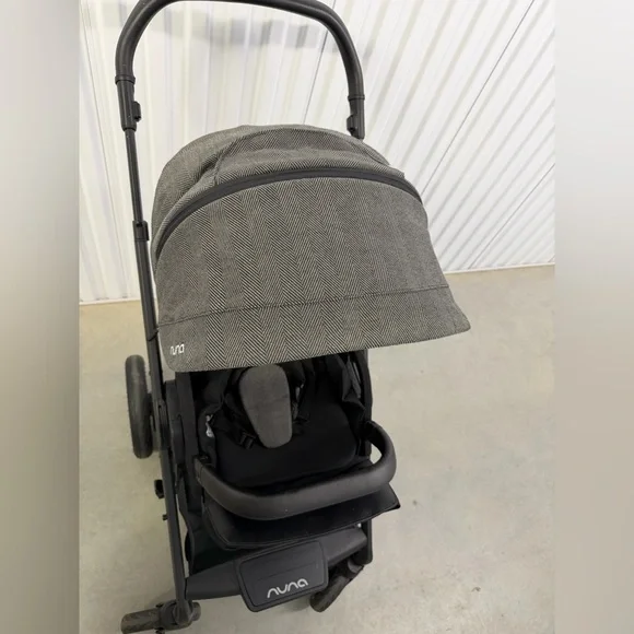 Nuna mixx Black and Gray Stroller in Excellent condition. - Picture 12 of 13